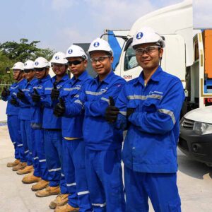 Tesla Engineering – Slab Lifting ทีมวิศวกร Tesla Engineering สวมอุปกรณ์เซฟตี้ ถ่ายหน้ารถงานซ่อมยกพื้น Slab Lifting